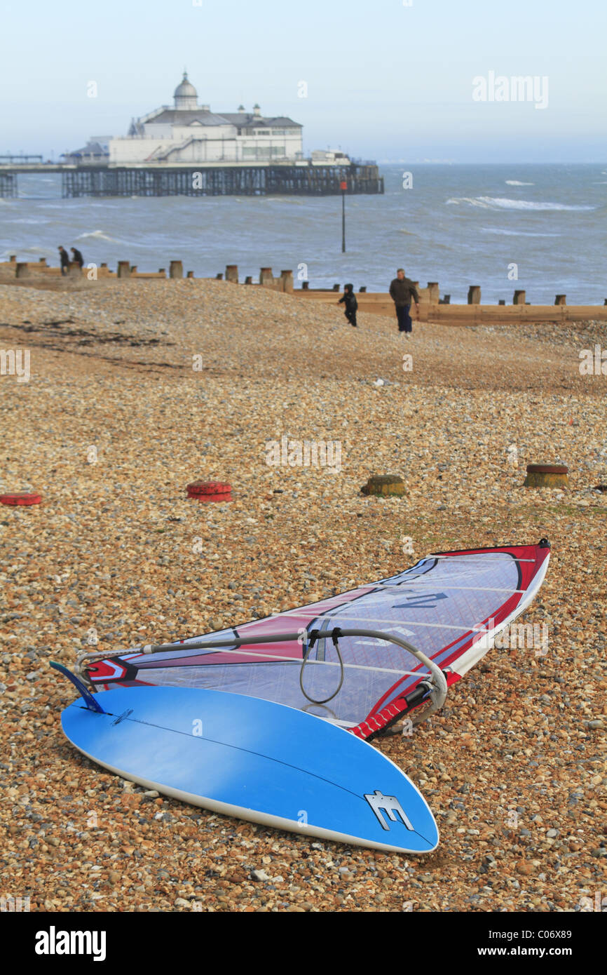 Ein Surfbrett am Strand von Eastbourne, East Sussex, England. Stockfoto