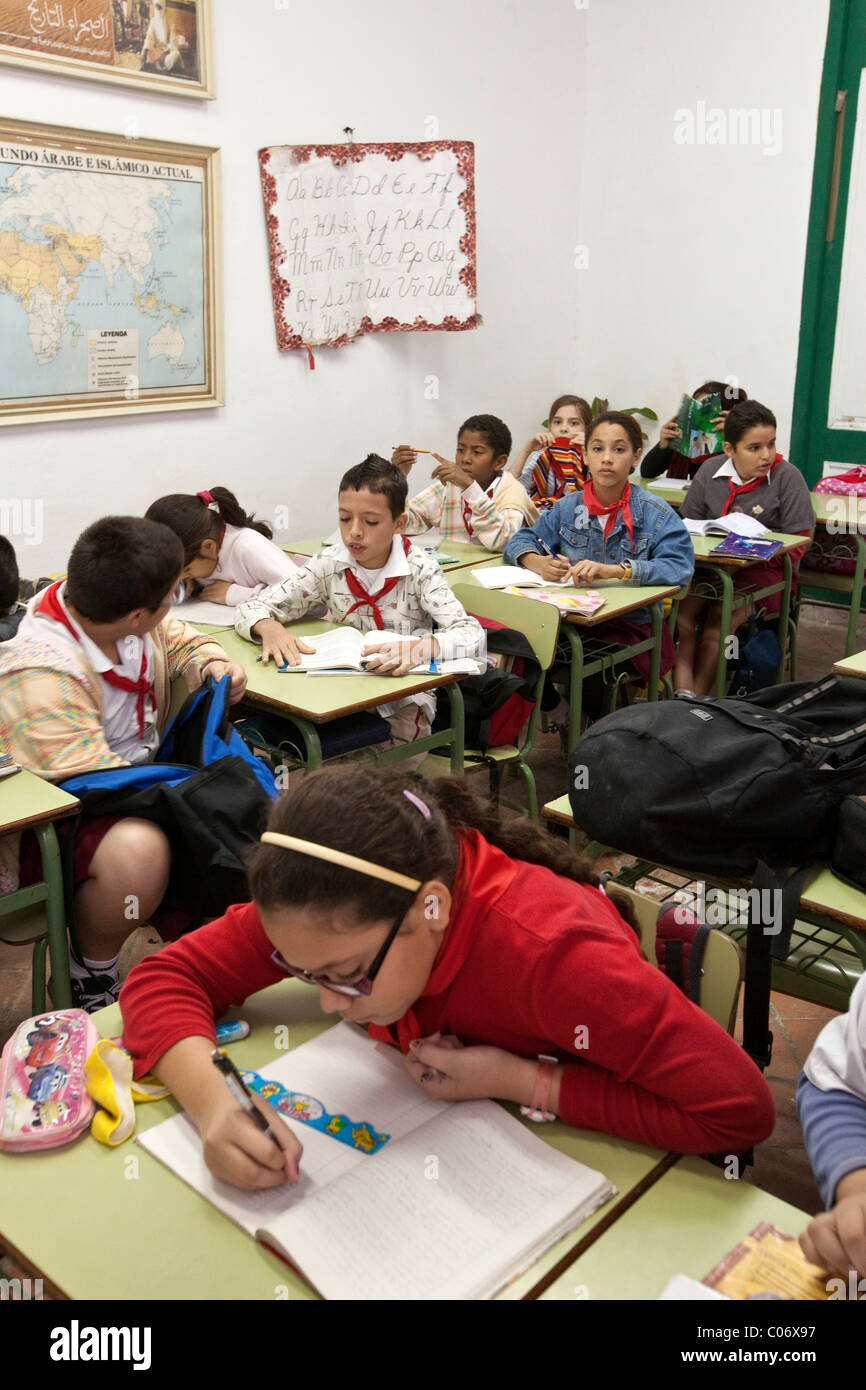 Kuba, Havanna. Sechsten Klasse Schüler in der Klasse, die kubanische Geschichte zu studieren. Stockfoto