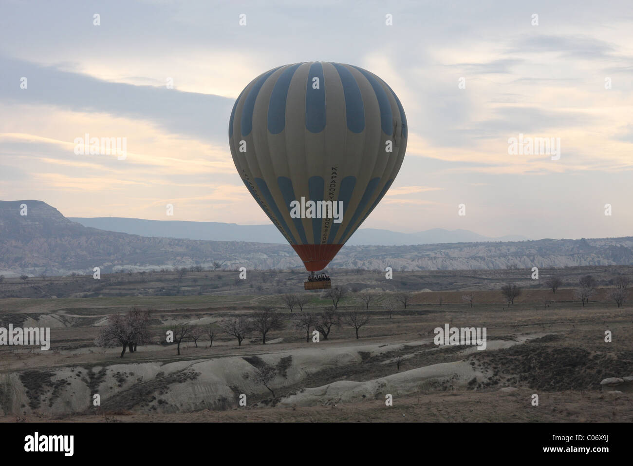 Ballonfahrt über Cappadocia in der Türkei im Morgengrauen Stockfoto