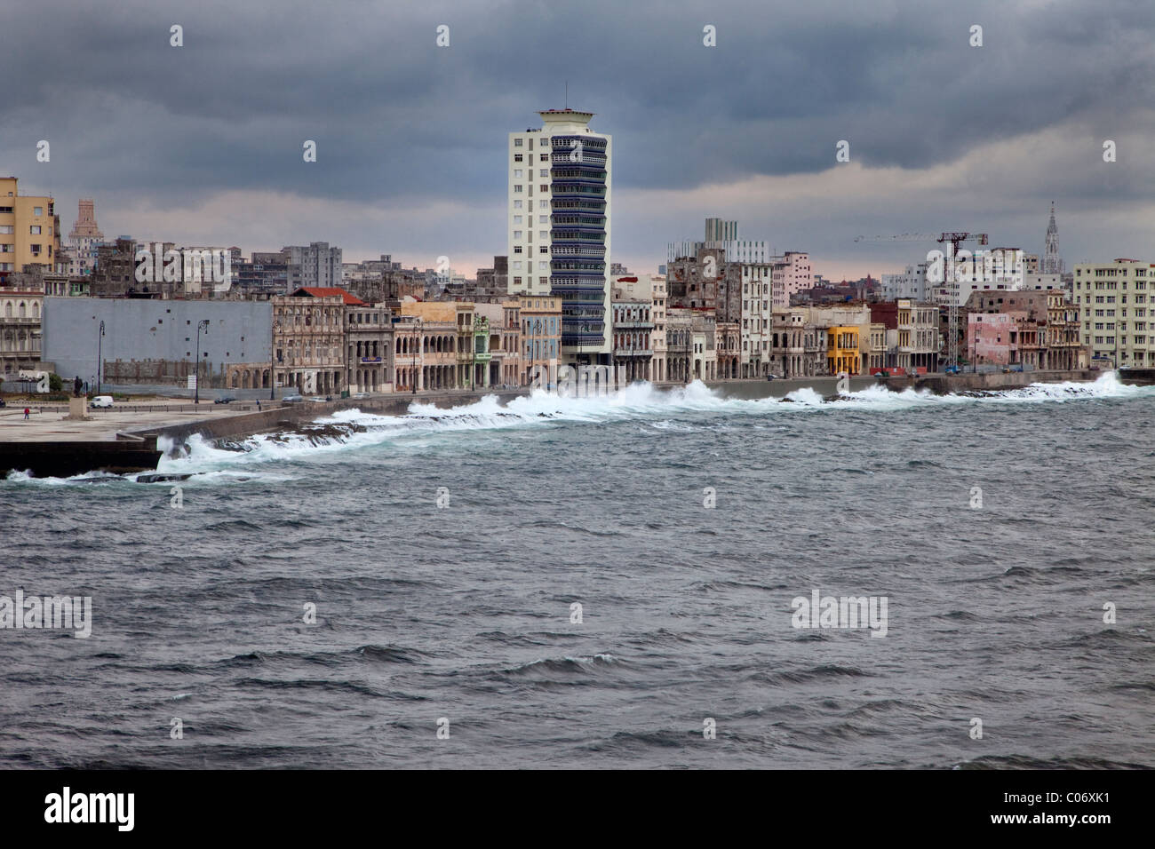 Kuba, Havanna. Havannas Malecon (Strandpromenade) von El Morro Festung, an einem windigen Tag Winter gesehen. Stockfoto