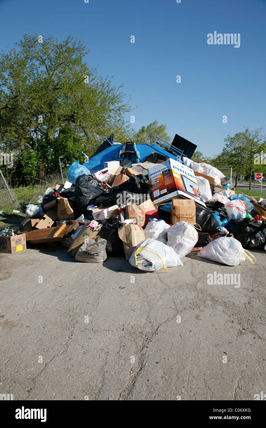 Recycling Center Dropoff Behälter überläuft mit Säcken und Kisten von