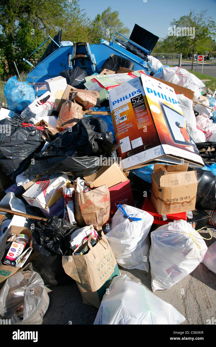 Recycling Center Dropoff Behälter überläuft mit Säcken und Kisten von