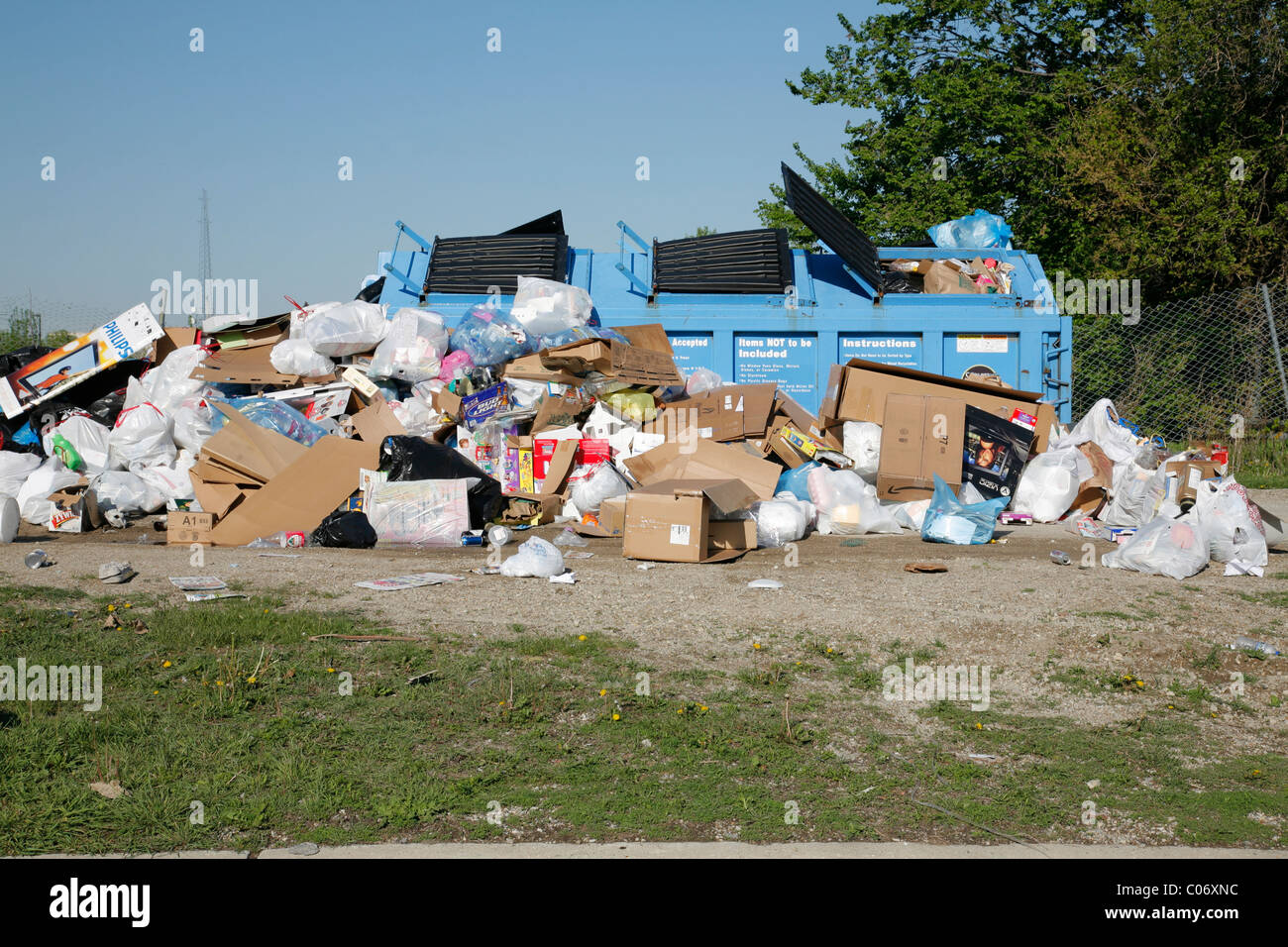 Recycling Center Dropoff Behälter überläuft mit haufenweise Taschen