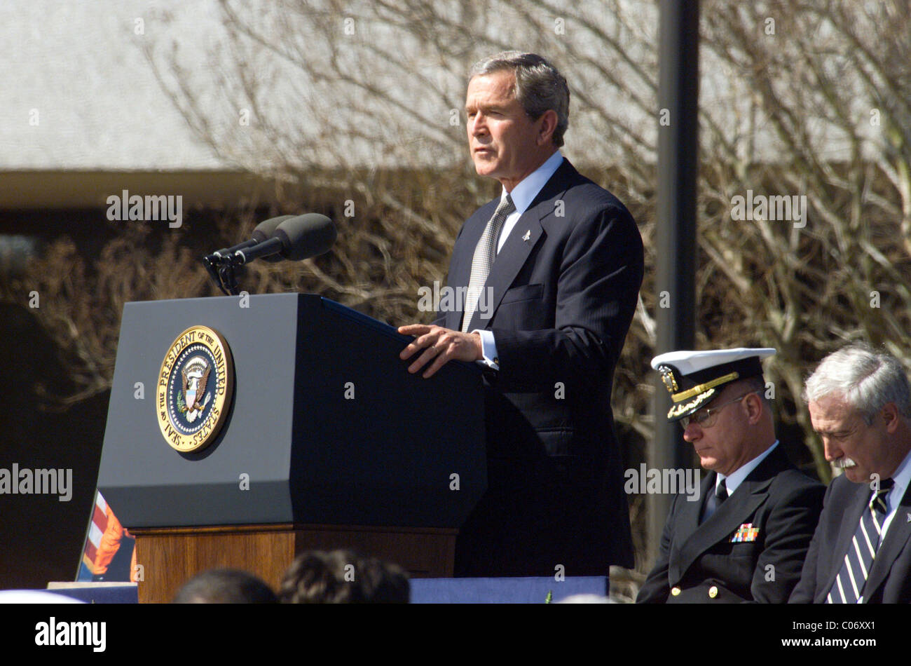 Präsident George W. Bush spricht am Denkmal für die Astronauten, die in der Columbia Raumfähre Tragödie umgekommen sind. Stockfoto