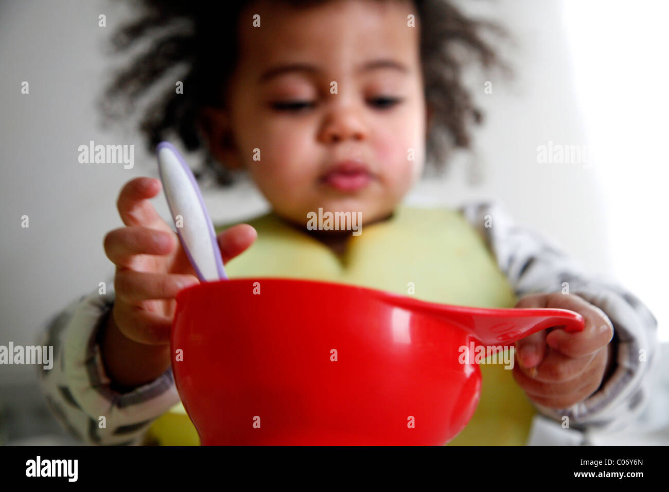 Kleinkind füttern selbst Stockfoto Kleinkind füttern selbst Stockfoto