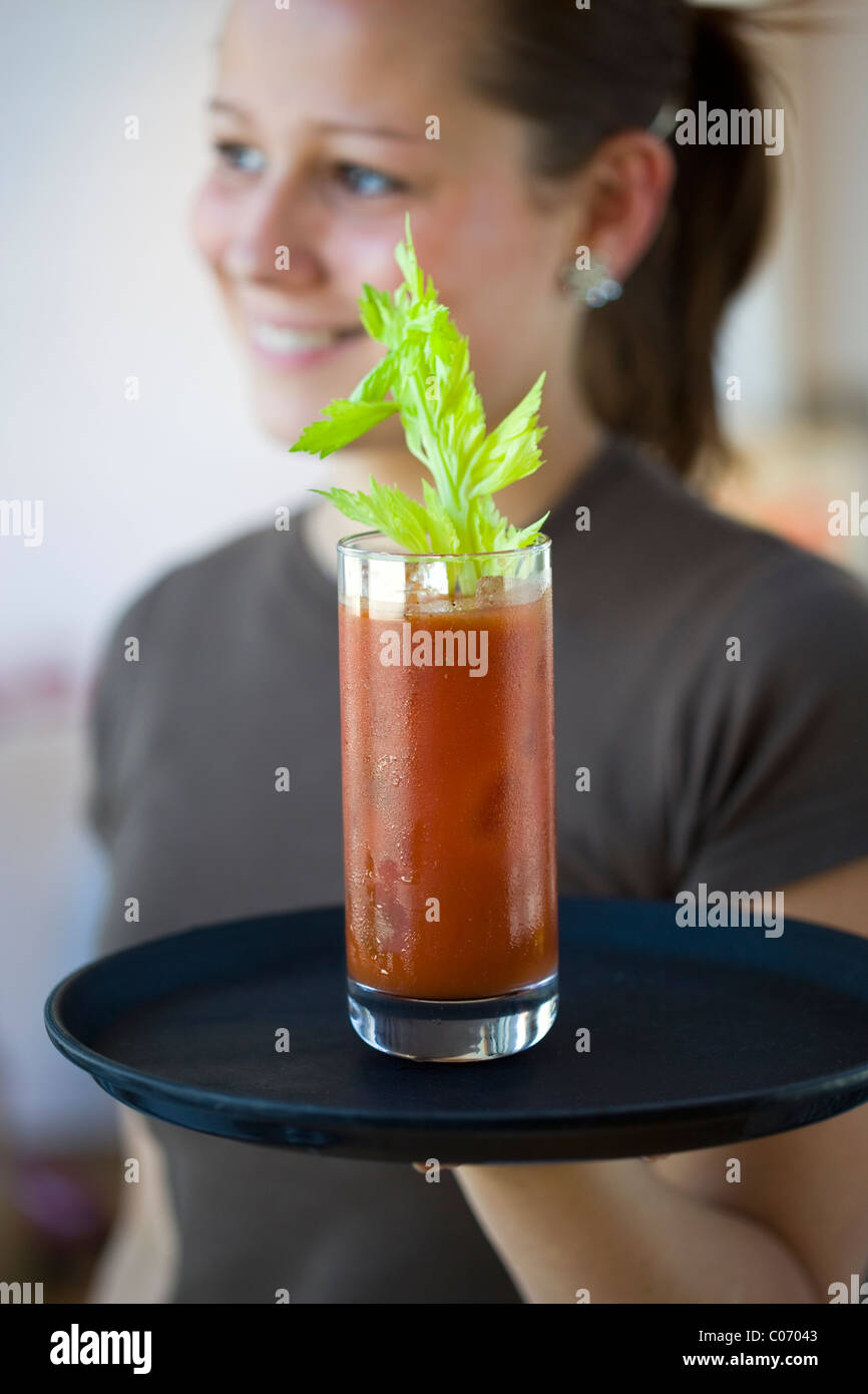 Cocktail-Kellnerin mit Bloody Mary Stockfoto