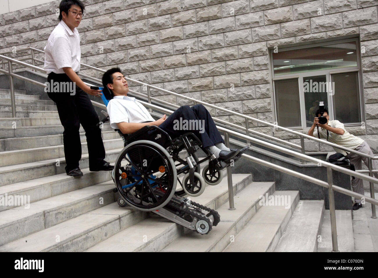 Vier "Treppe-Friendly" Rollstühle sind gespendet worden, nach China, um sicherzustellen, behinderte Besucher der Olympischen Spiele genießen können. Die Stockfoto