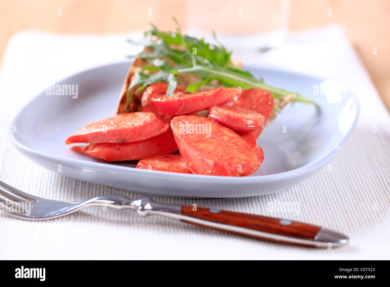 Scheiben von gegrillten Würstchen und Schwarzbrot Stockfoto