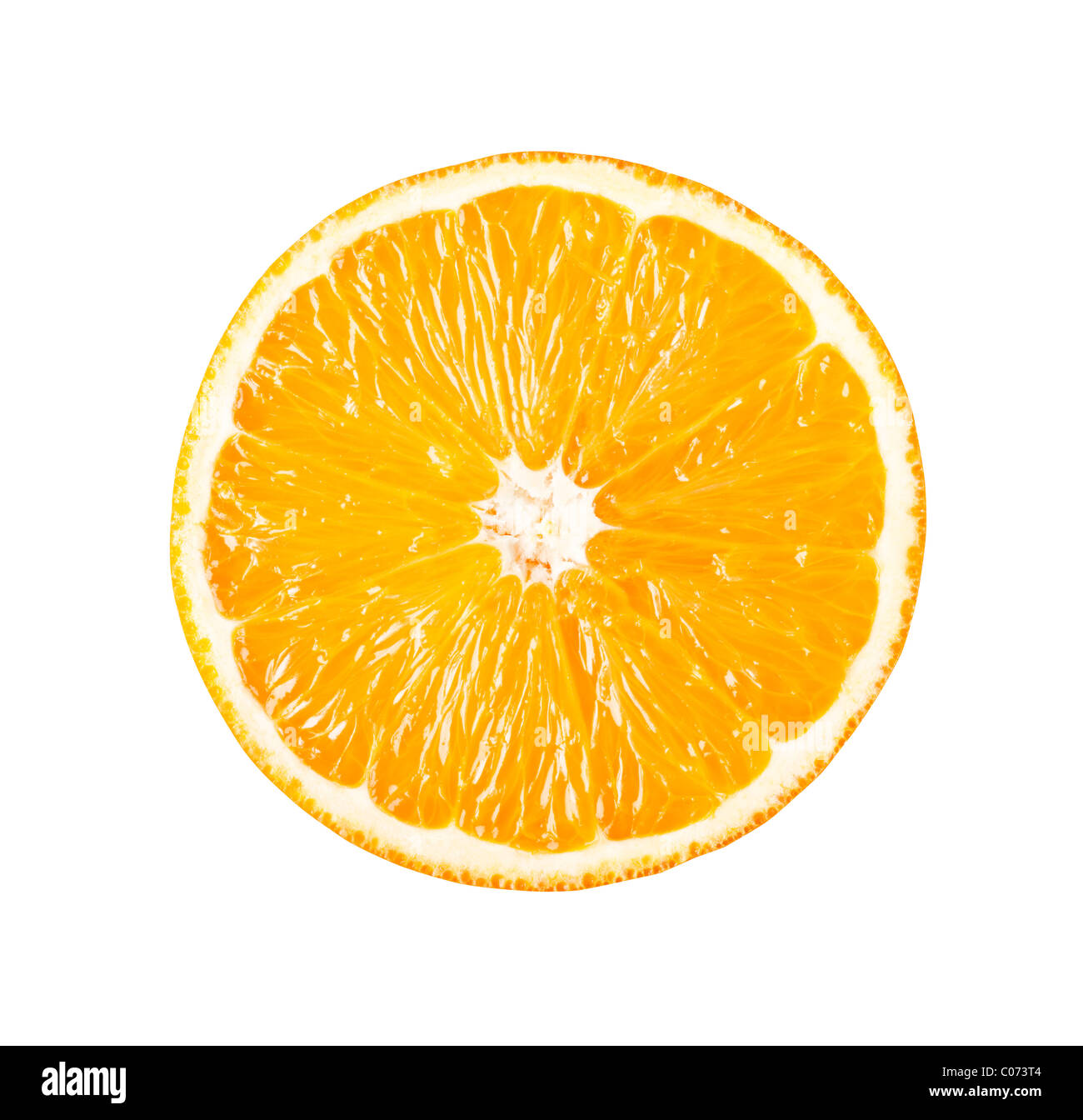 Perfekt runde Orange in Scheiben geschnitten in der Hälfte isoliert auf weißem Hintergrund Stockfoto