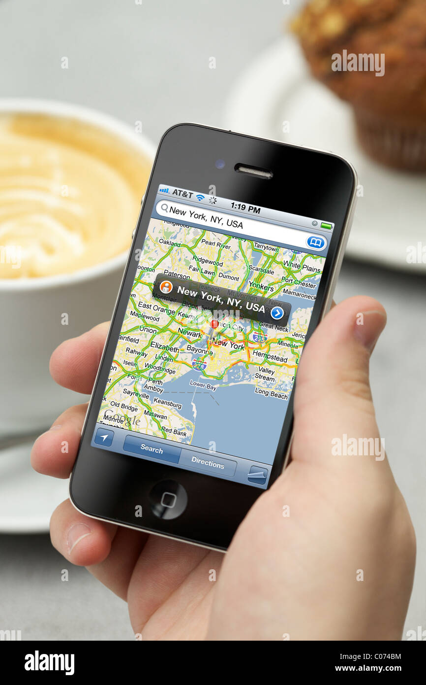 Mann zeigt New York Stadtplan mit Google-Map-Anwendung auf seinem iPhone 4 seinen Kaffee zu genießen Stockfoto