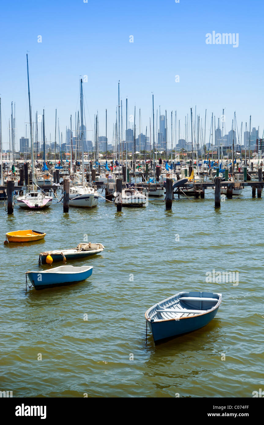 Boote ankern in Port Phillip Bay, mit Melbourne Skyline hinter Stockfoto