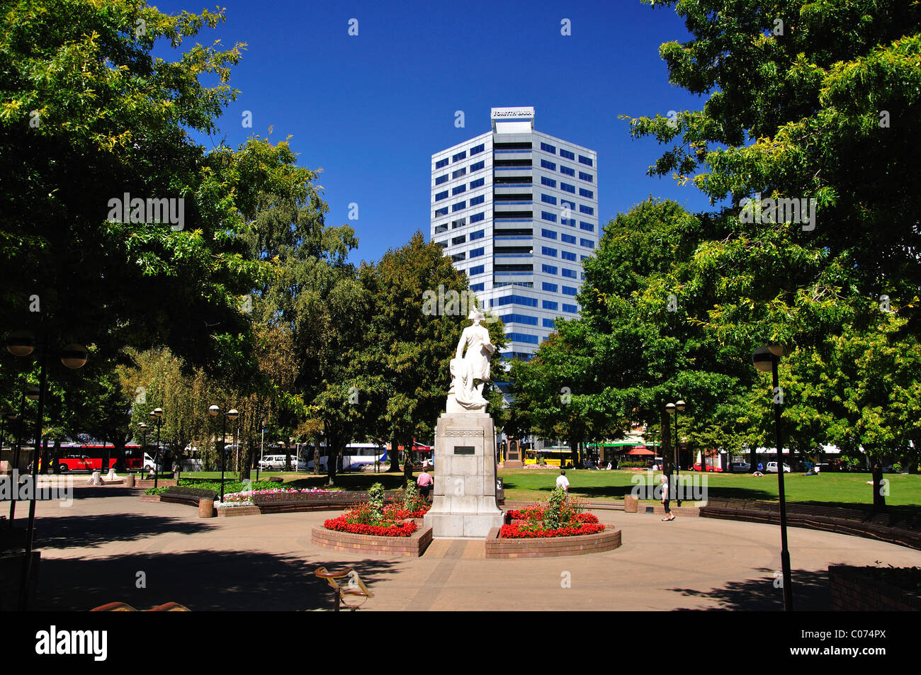 Forsyth Barr Gebäude und Captain Cook Statue, Victoria Square, Christchurch, Region Canterbury, Südinsel, Neuseeland Stockfoto
