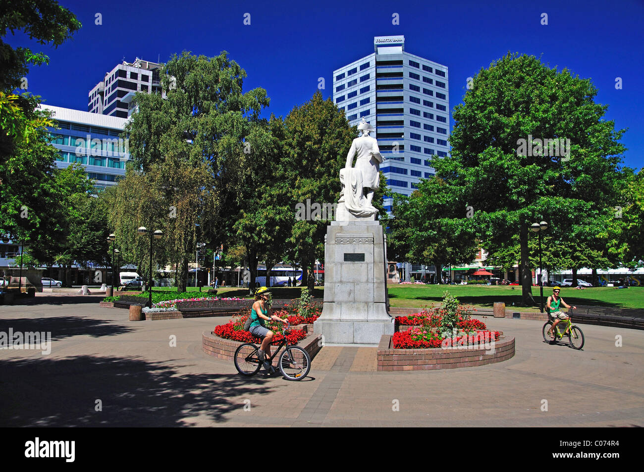 Forsyth Barr Gebäude und Captain Cook Statue, Victoria Square, Christchurch, Region Canterbury, Südinsel, Neuseeland Stockfoto
