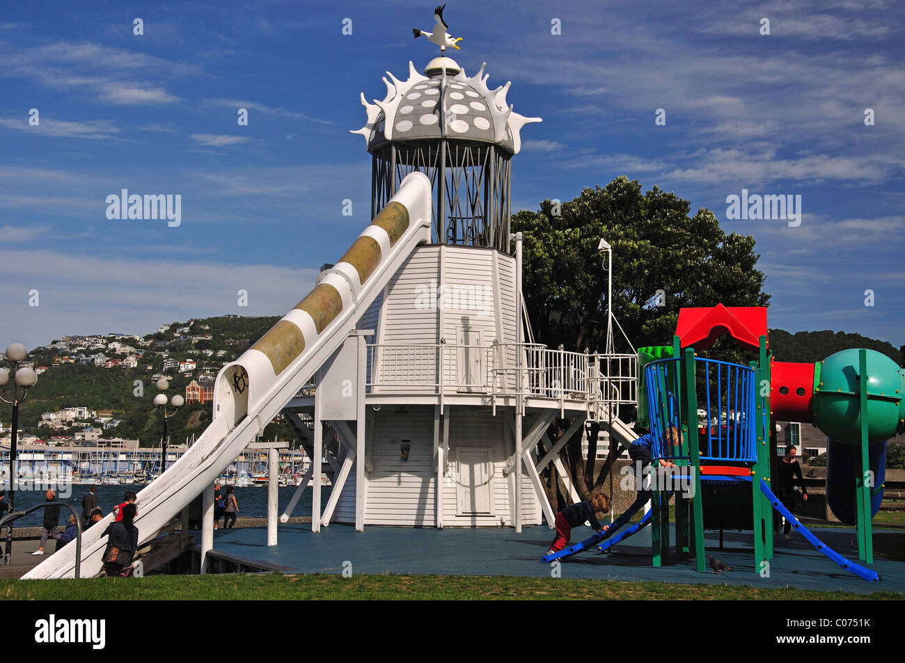 Leuchtturmrutsche am Kinderspielplatz Frank Kitts Park in Wellington Waterfront, Wellington Region, Nordinsel, Neuseeland Stockfoto