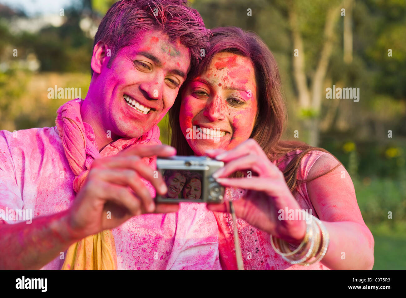 Paar, ein Bild von sich selbst auf Holi Stockfoto