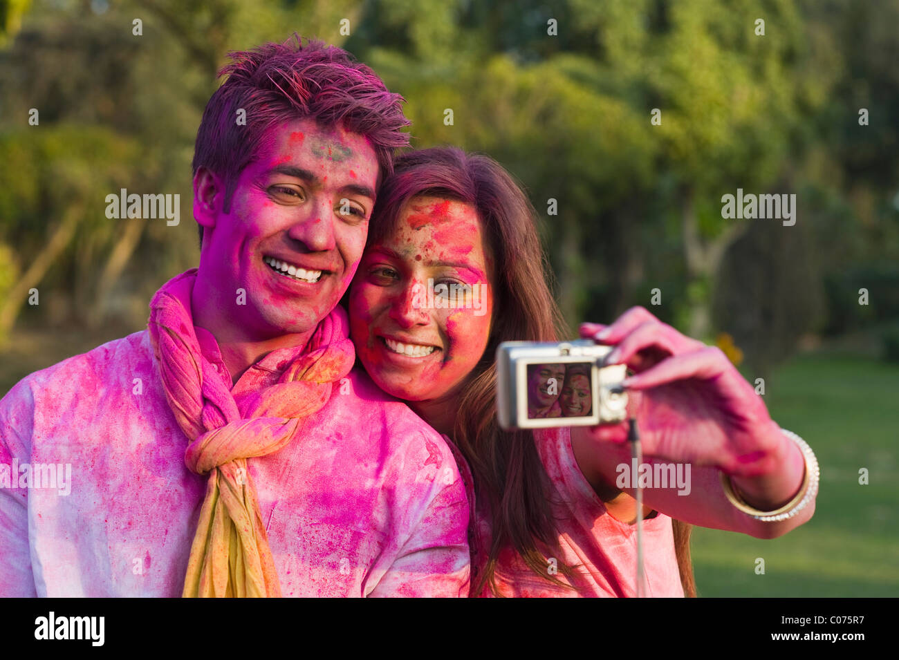 Paar, ein Bild von sich selbst auf Holi Stockfoto