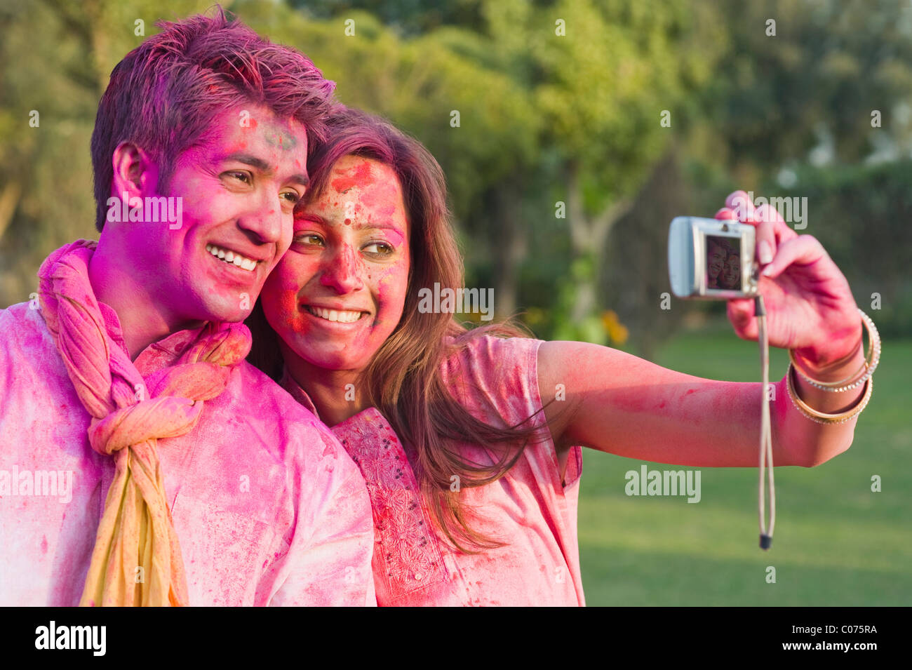Paar, ein Bild von sich selbst auf Holi Stockfoto