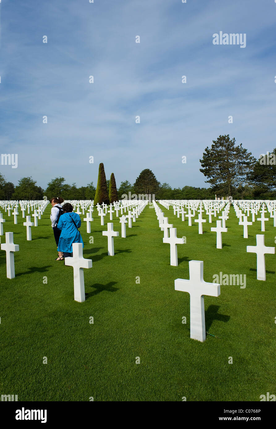 Kreuze, gemacht von Marmor, amerikanischen Soldatenfriedhof am Omaha Beach in der Nähe von Colleville-Sur-Mer, Normandie, Frankreich, Europa Stockfoto