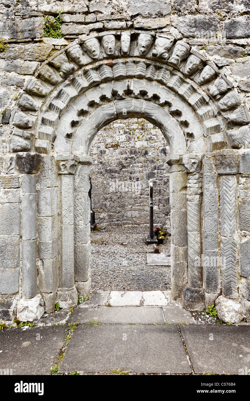 Portal mit Gesichtern aus Stein, Ruinen Dysert O'Dea Kirche nahe Corofin, County Clare, Irland, Europa Stockfoto