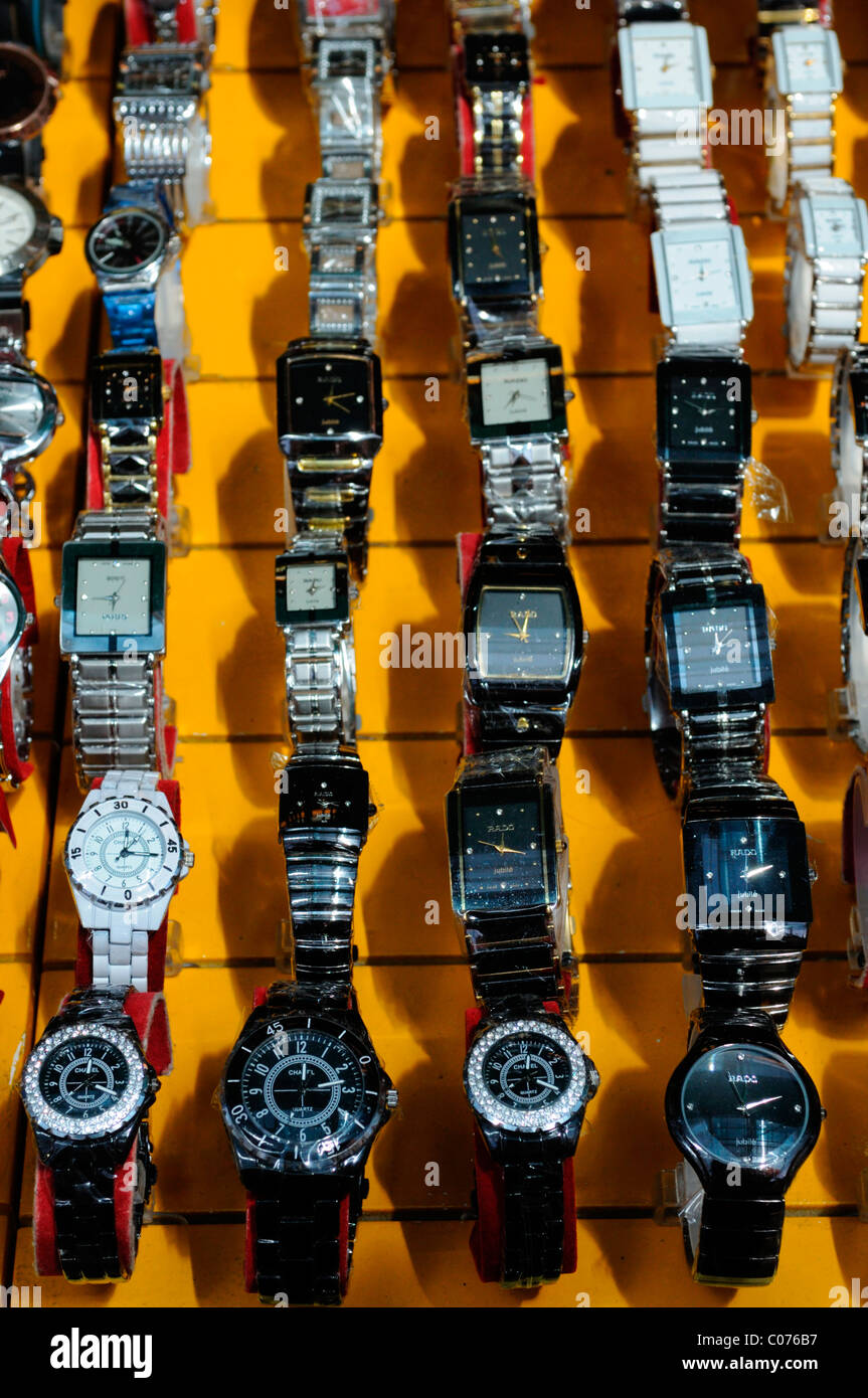 gefälschte Designer Piraten gekapert Luxusgüter auf Verkauf Stall Petaling Straße Chinatown Kuala Lumpur Malaysia Uhren Uhren Stockfoto