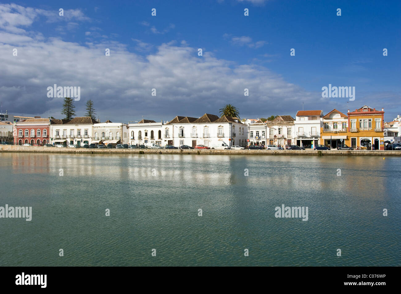 Altstadt mit dem Rio Gilao Fluss, Tavira, Algarve, Portugal, Europa Stockfoto