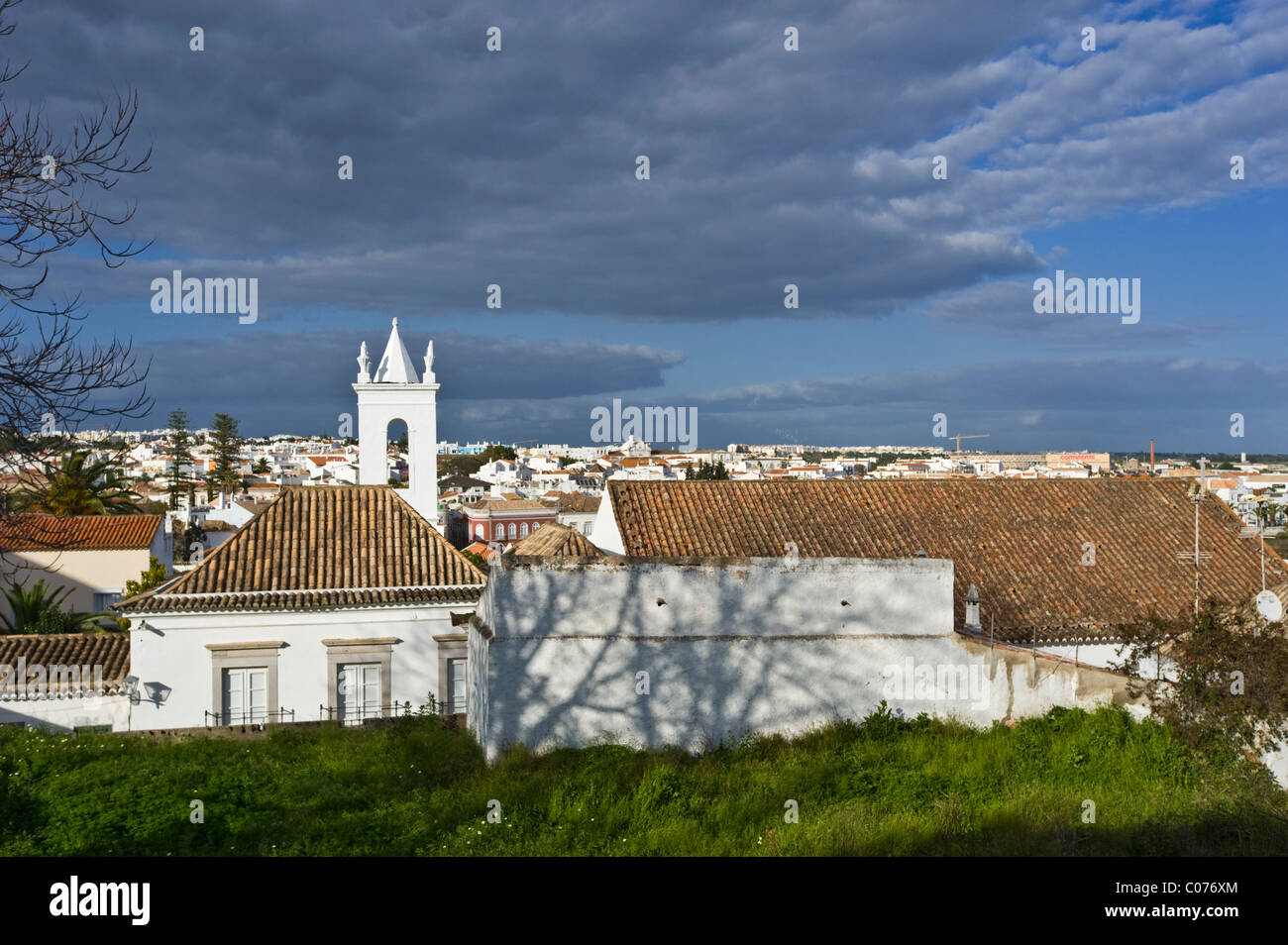 Altstadt mit Igreja da Misericórdia Church, Tavira, Algarve, Portugal, Europa Stockfoto
