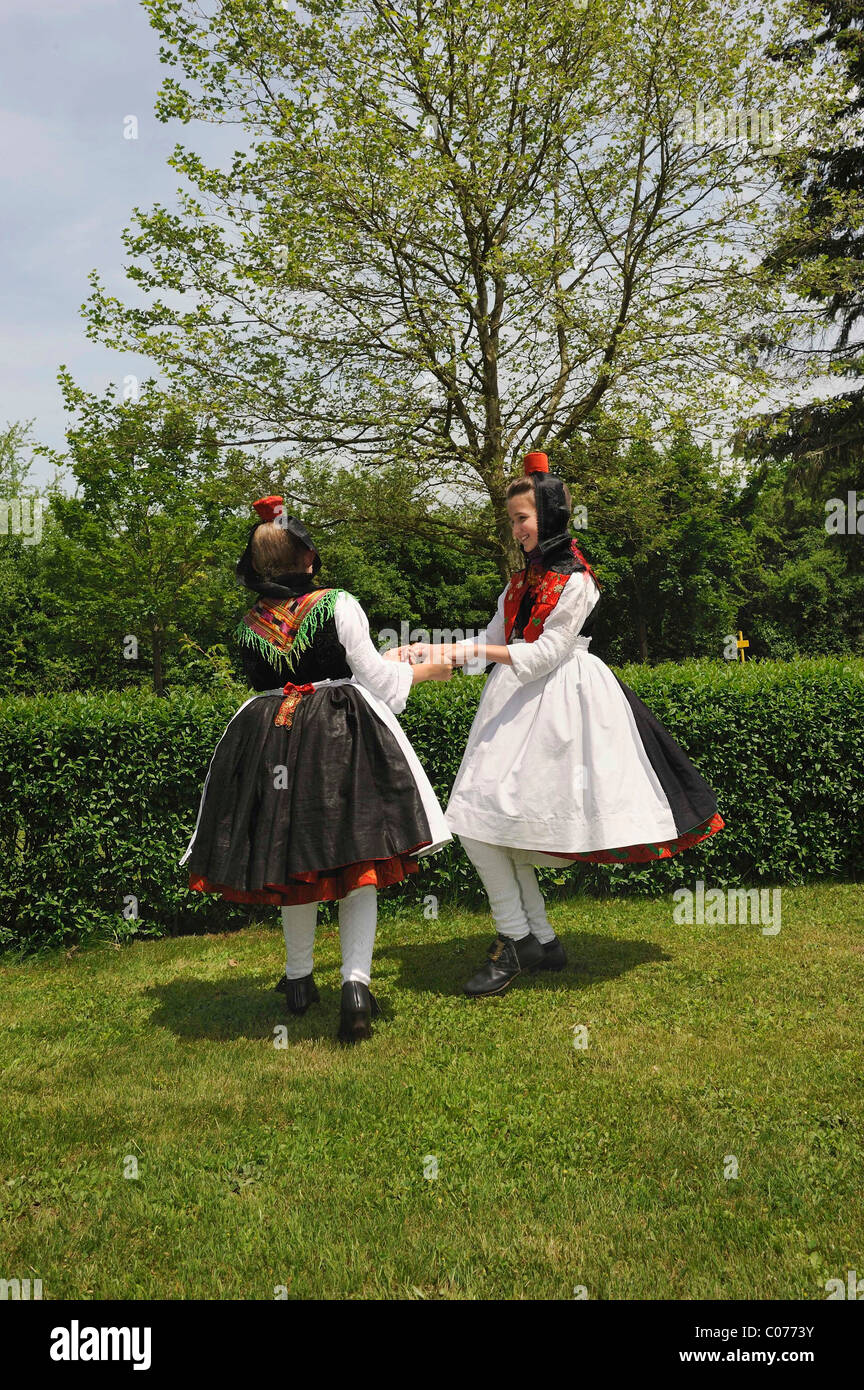 Tanz Mädchen in Tracht der unverheirateten Frauen aus Salatkirmes fair, Schwalm, Schwalmstadt, Ziegenhain Stockfoto