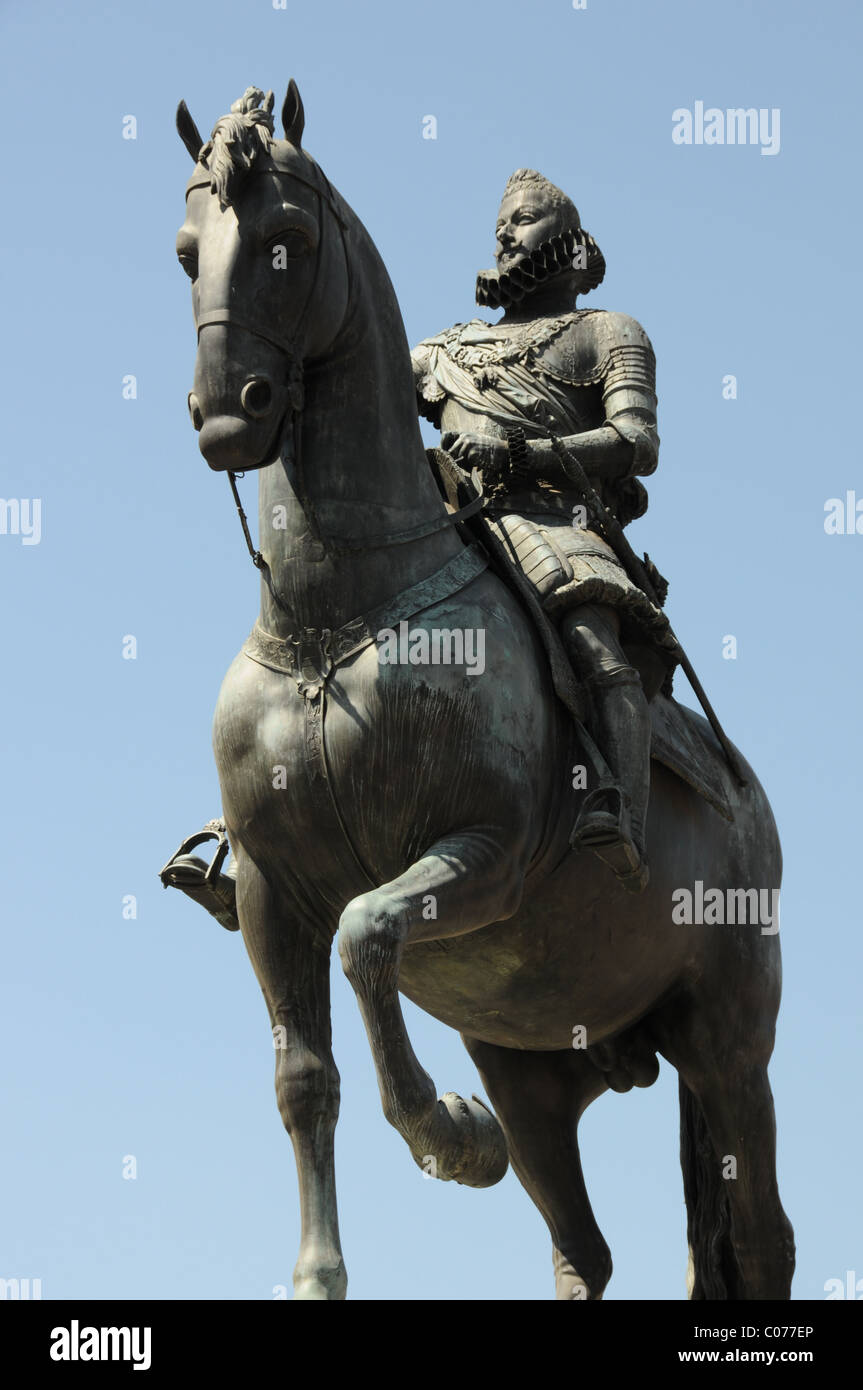 Statue von König Felipe III auf dem Pferderücken in großen Plaza Madrid Spanien Stockfoto