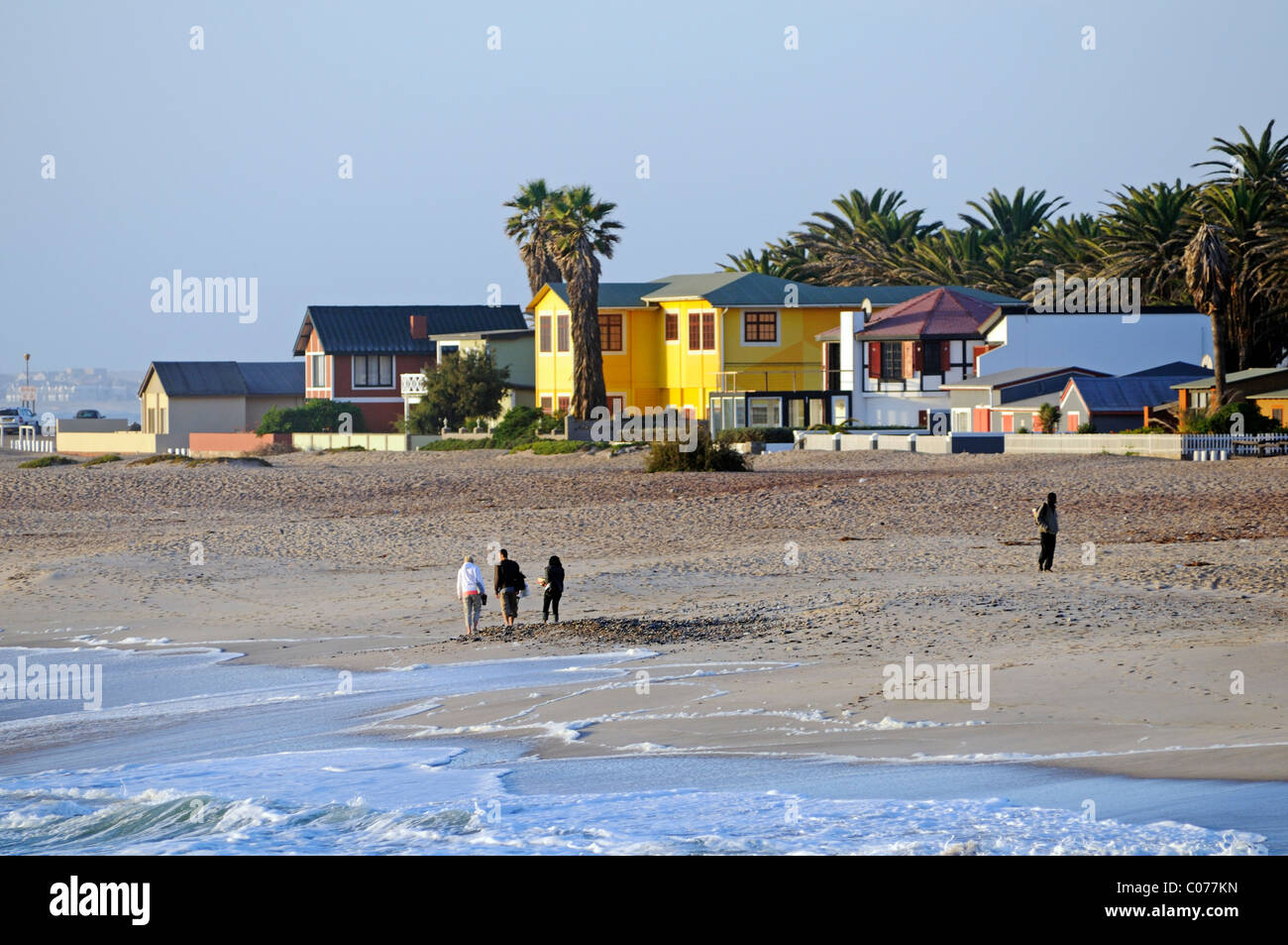 Bunte Häuser und Spaziergänger am Strand in Swakopmund, Erongo Region, Namibia, Afrika Stockfoto