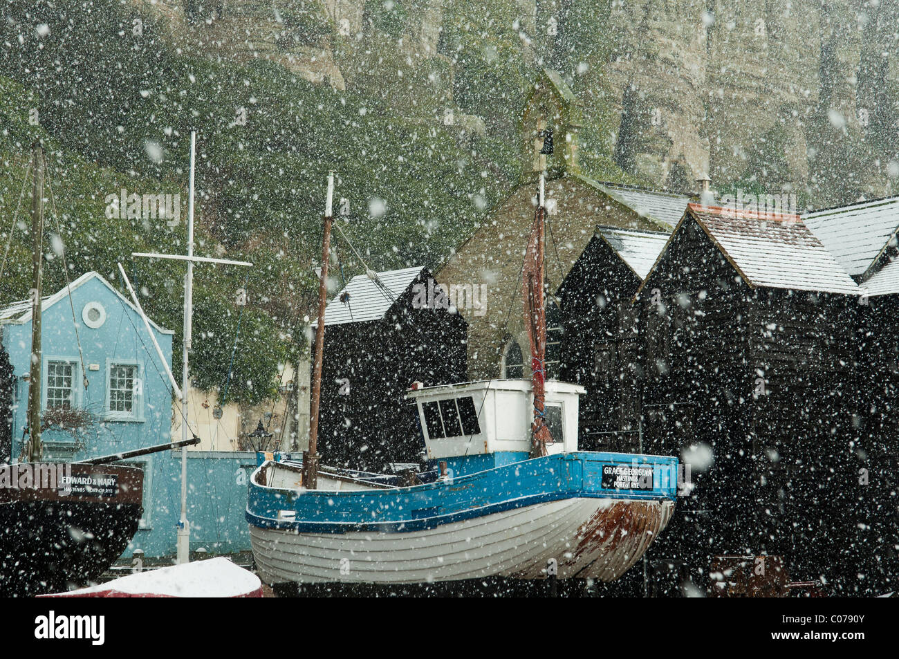 Starker Schneefall umfallen Angelboote/Fischerboote und net Hütten Hastings East Sussex England UK Stockfoto