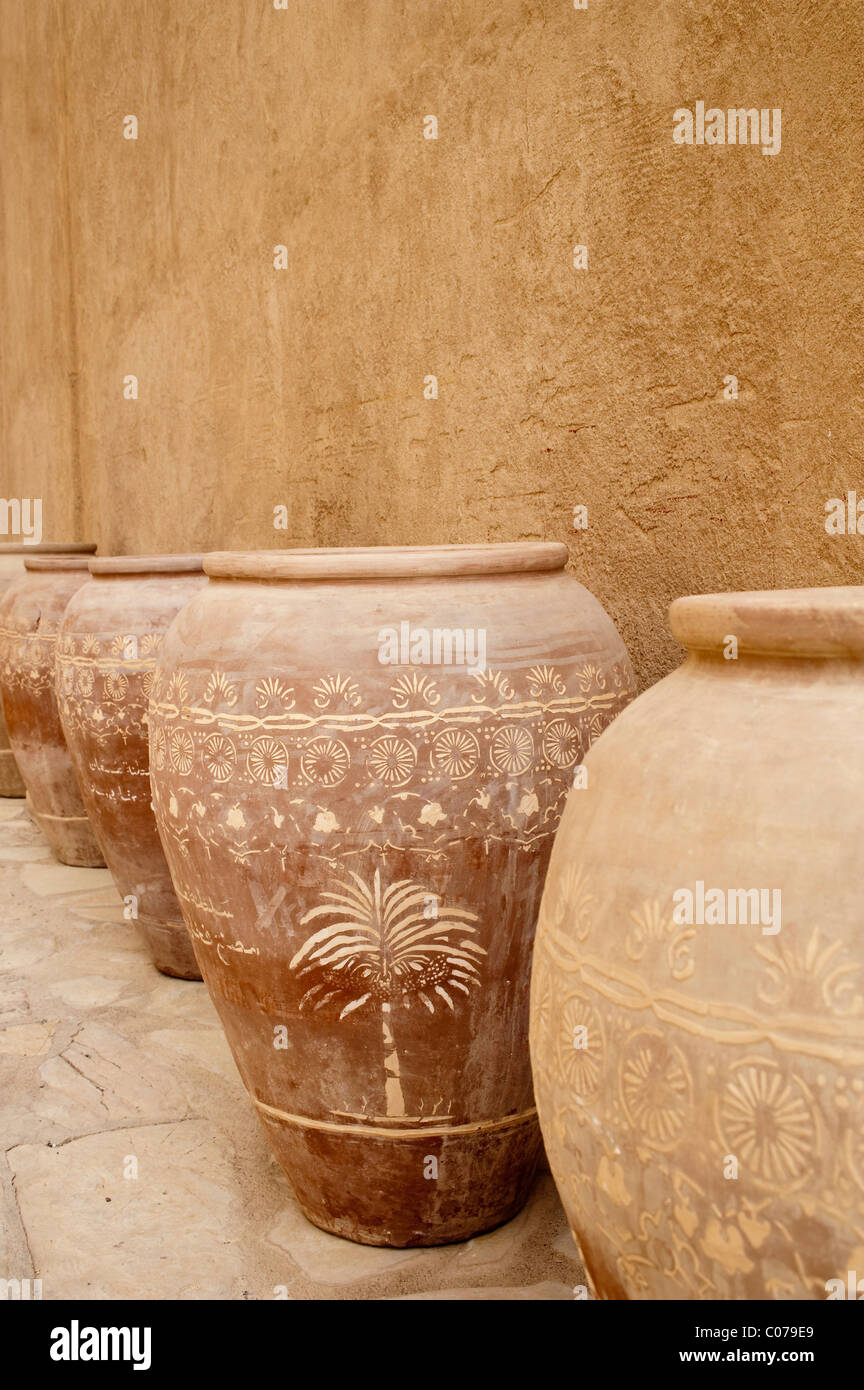 Töpfe vor Adobe Wand, Jabrin, Oman, Naher Osten Stockfoto
