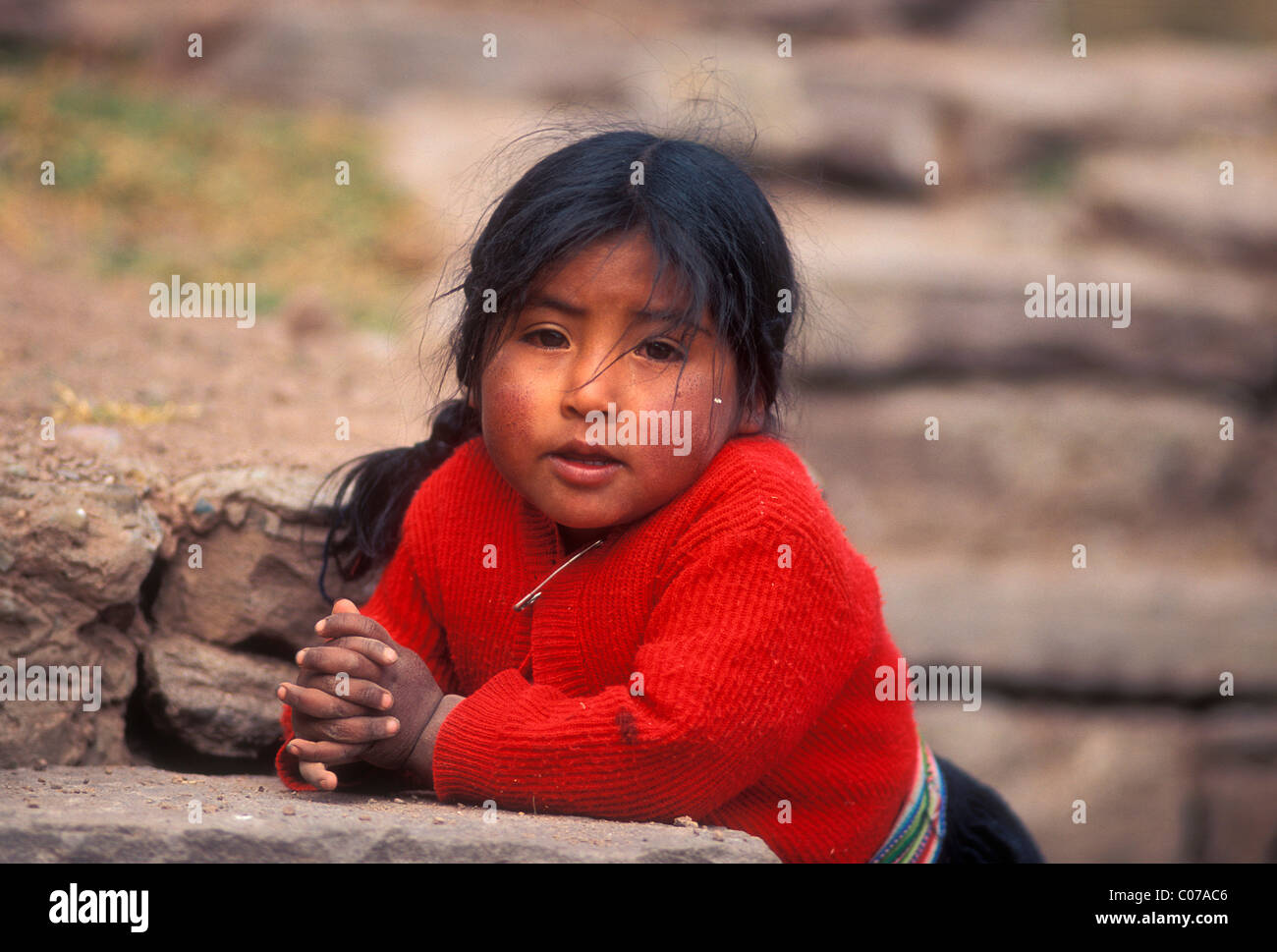 Porträt der ein kleines Mädchen, etwa sieben Jahre, Aymara indigener Völker, Amantani, Titicacasee, Peru, Südamerika Stockfoto