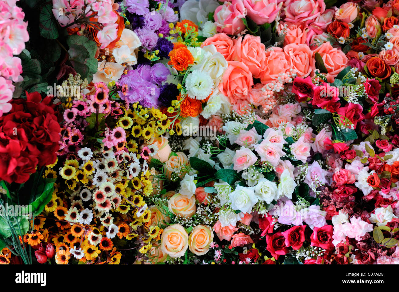 Trauben von bunten farbenfrohen gefälschte künstlichen Plastikblumen blüht auf Verkauf Ben Thanh Markt ho Chi Minh Stadt Vietnam Asien Stockfoto