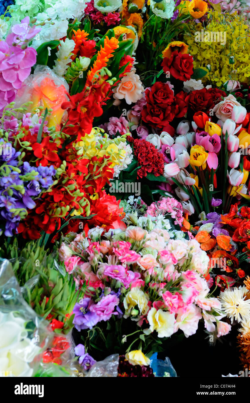 Trauben von bunten farbenfrohen gefälschte künstlichen Plastikblumen blüht auf Verkauf Ben Thanh Markt ho Chi Minh Stadt Vietnam Asien Stockfoto