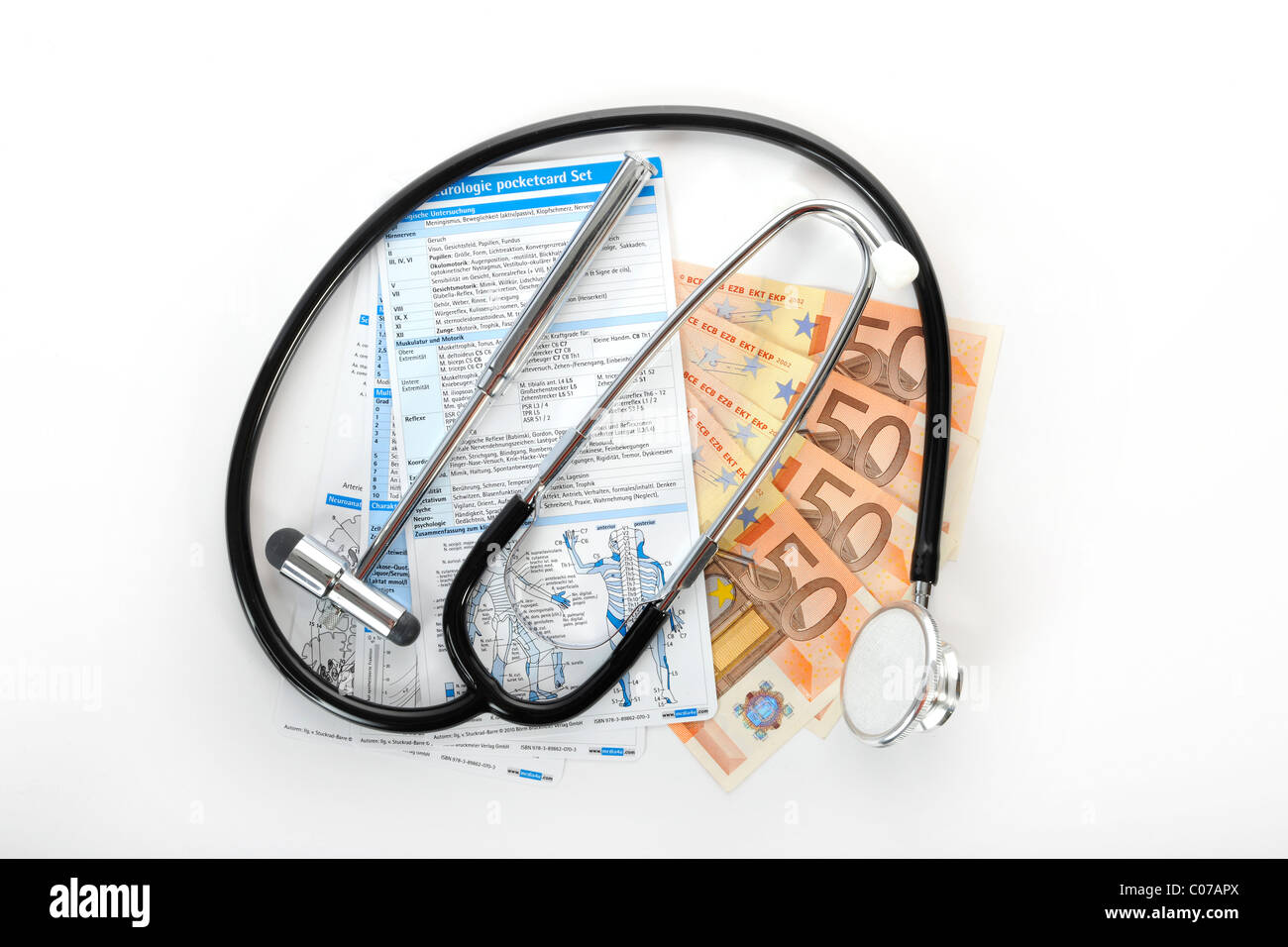 Reflex-Hammer, Stethoskop, Euro-Banknoten, symbolisches Bild für die Explosion der Kosten im Gesundheitswesen, medizinische Kosten Stockfoto