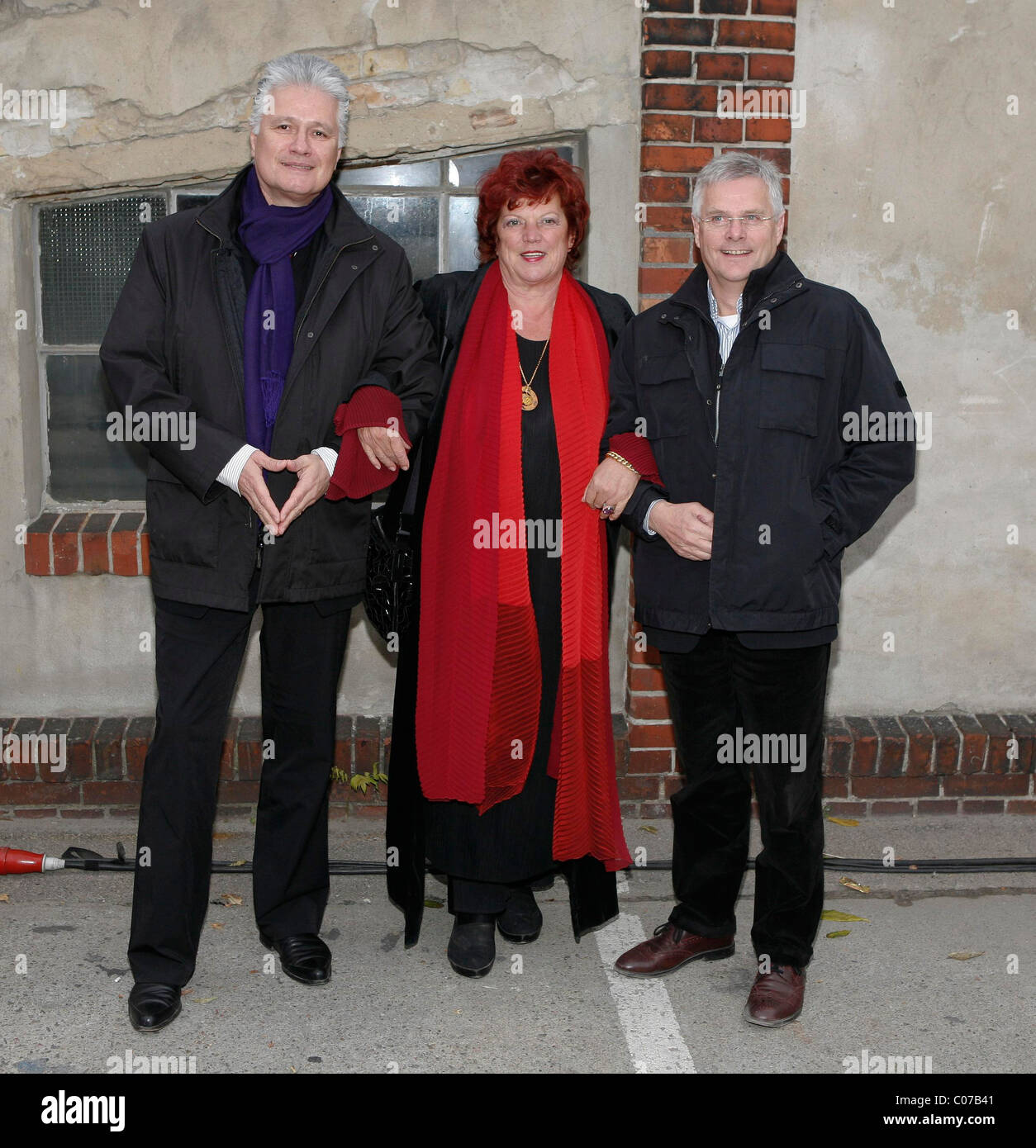 Guido Knopp, Regina Ziegler, Heiner Gatzemeier am Set von "Wölfe sterben" bei Bunkeranlage Koenigsstadtbrauerei Berlin, Deutschland Stockfoto