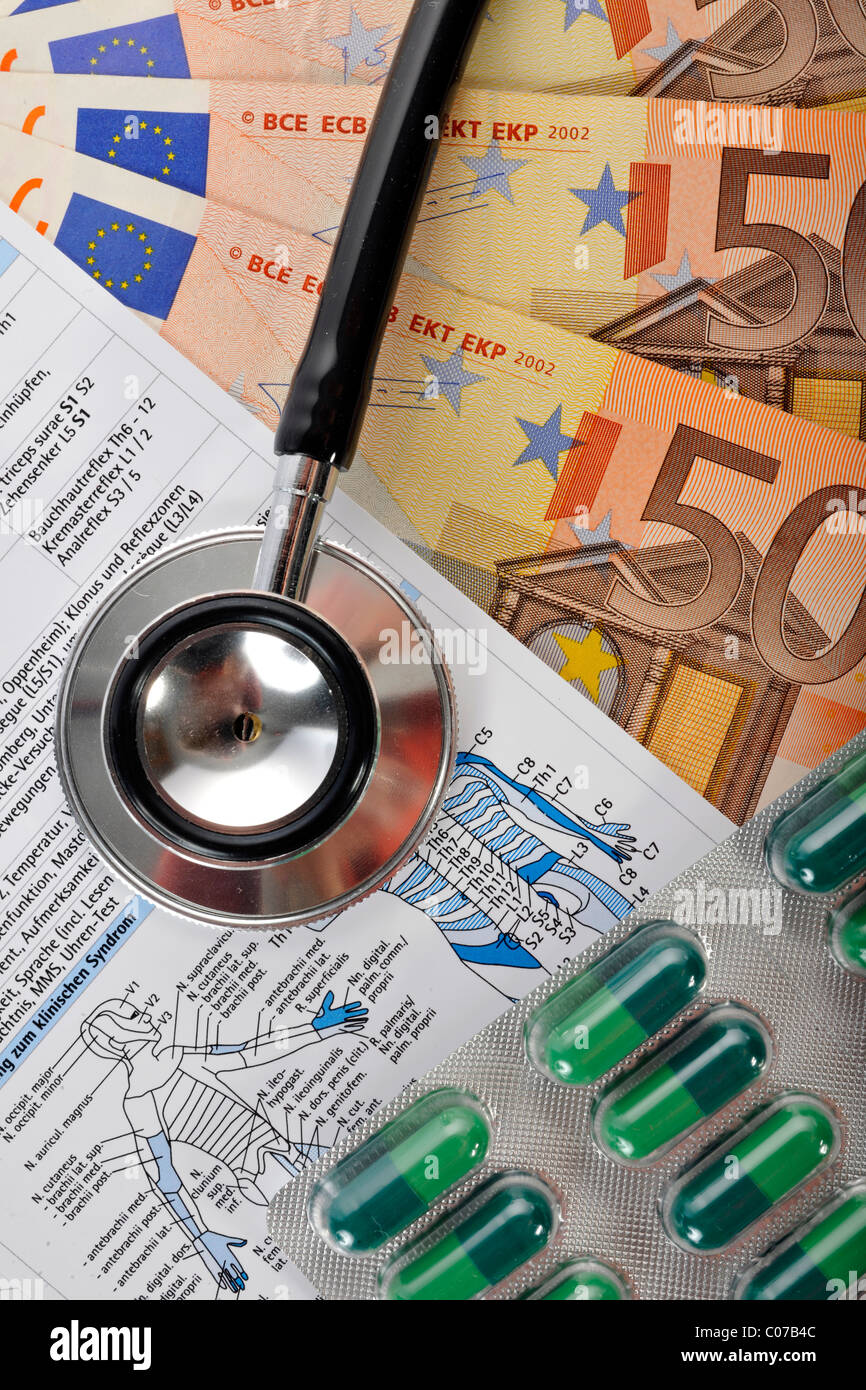 Pillen, Stethoskop, Euro-Banknoten, symbolisches Bild für die Explosion der Kosten im Gesundheitswesen, medizinische Kosten Stockfoto