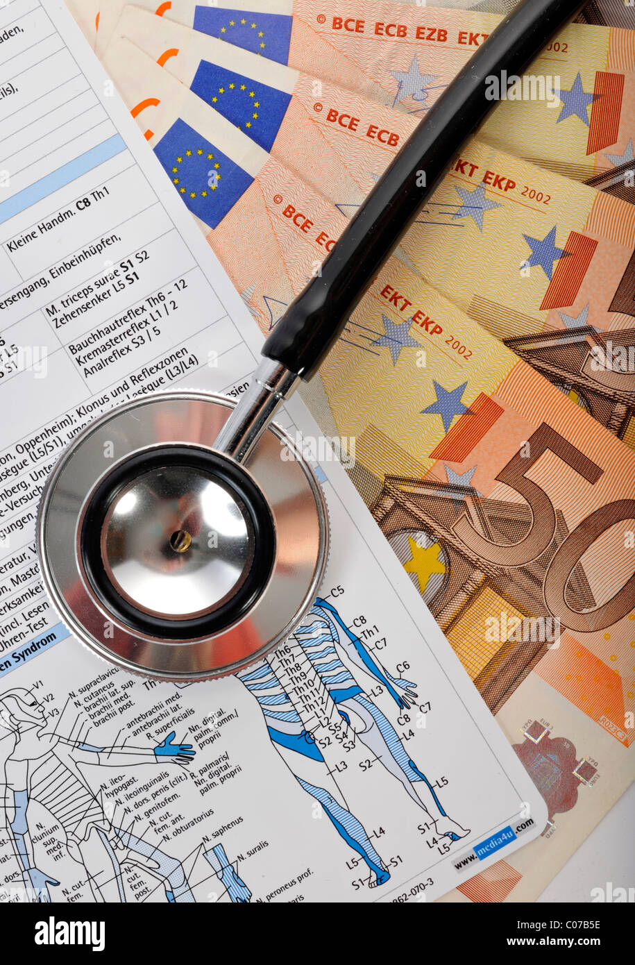 Pillen, Stethoskop, Euro-Banknoten, symbolisches Bild für die Explosion der Kosten im Gesundheitswesen, medizinische Kosten Stockfoto