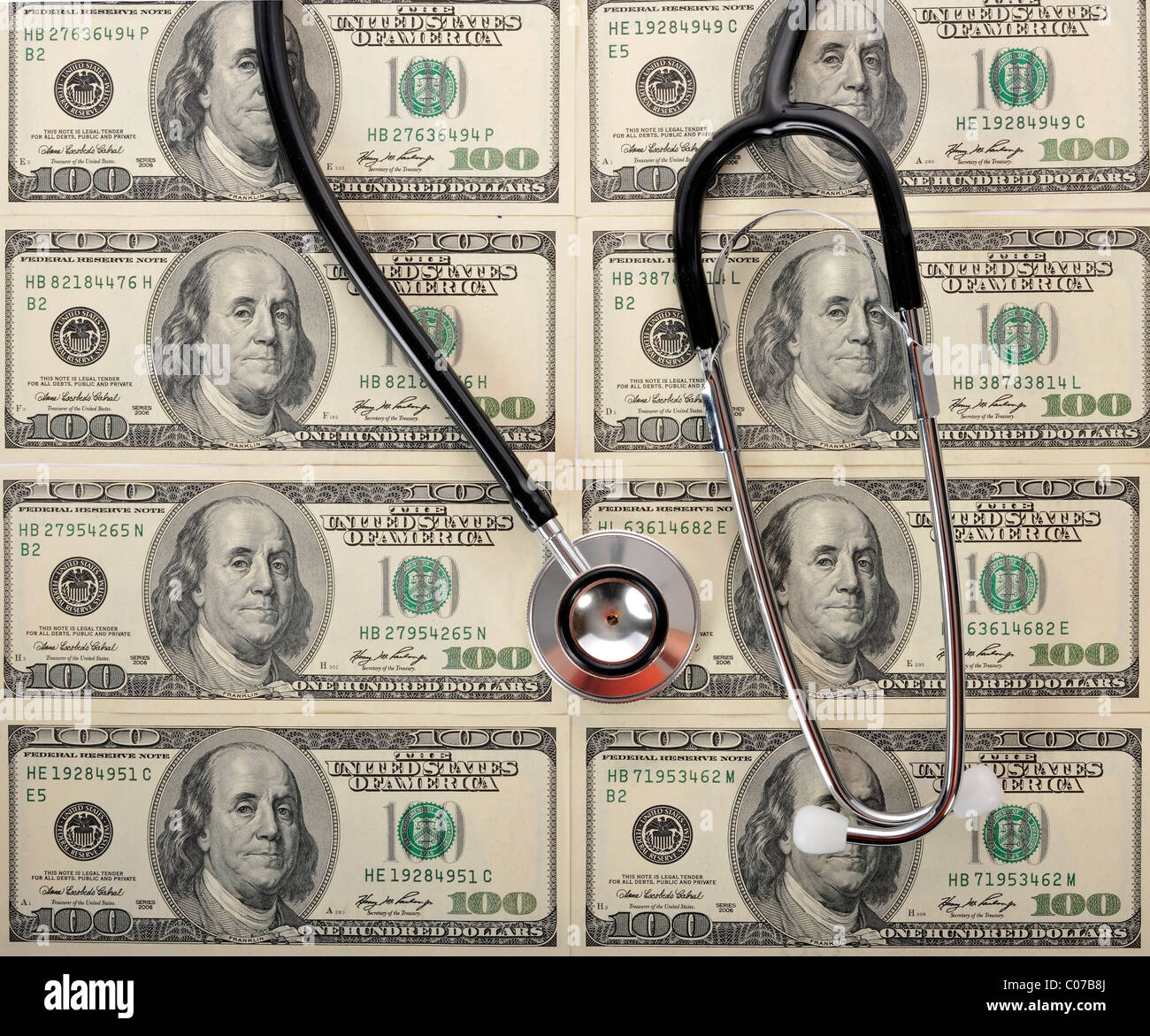 Stethoskop, Dollar-Banknoten, symbolisches Bild für die Explosion der Gesundheitskosten, Arztkosten, Erholung des Dollars Stockfoto