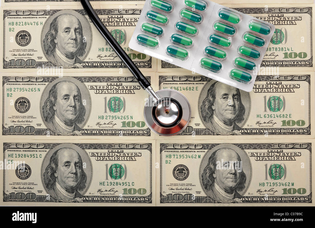 Pillen, Stethoskop, Dollar-Banknoten, symbolisches Bild für die Explosion der Gesundheitskosten, Krankheitskosten Stockfoto