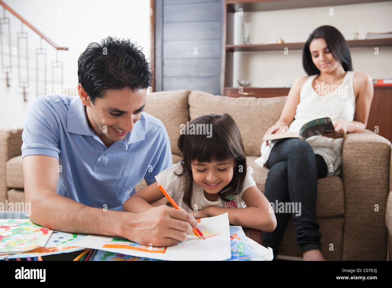 Menschen, die Unterstützung seiner Tochter in Zeichnung Stockfoto