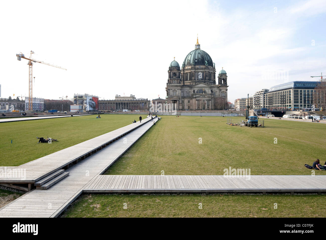 Quadratisch, Schlossplatz Zwischennutzung als Park, Berliner Dom Dom in den Rücken, Bezirk Mitte, Berlin, Deutschland, Europa Stockfoto