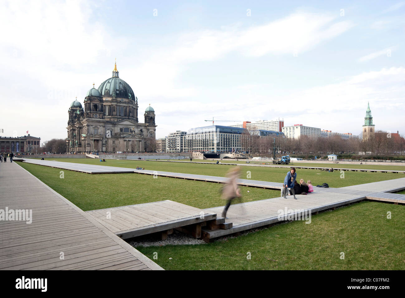 Quadratisch, Schlossplatz Zwischennutzung als Park, Berliner Dom Dom in den Rücken, Bezirk Mitte, Berlin, Deutschland, Europa Stockfoto