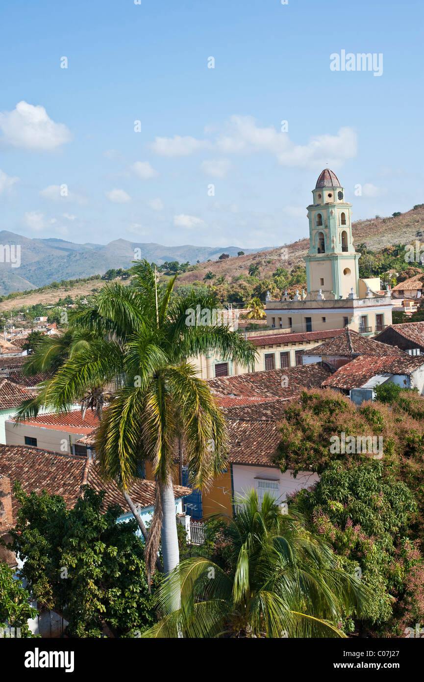 Blick auf Trinidad Stadt in der Provinz Sancti Spíritus, Zentralkuba.  Iglesia y Convento de San Francisco im Hintergrund Stockfoto