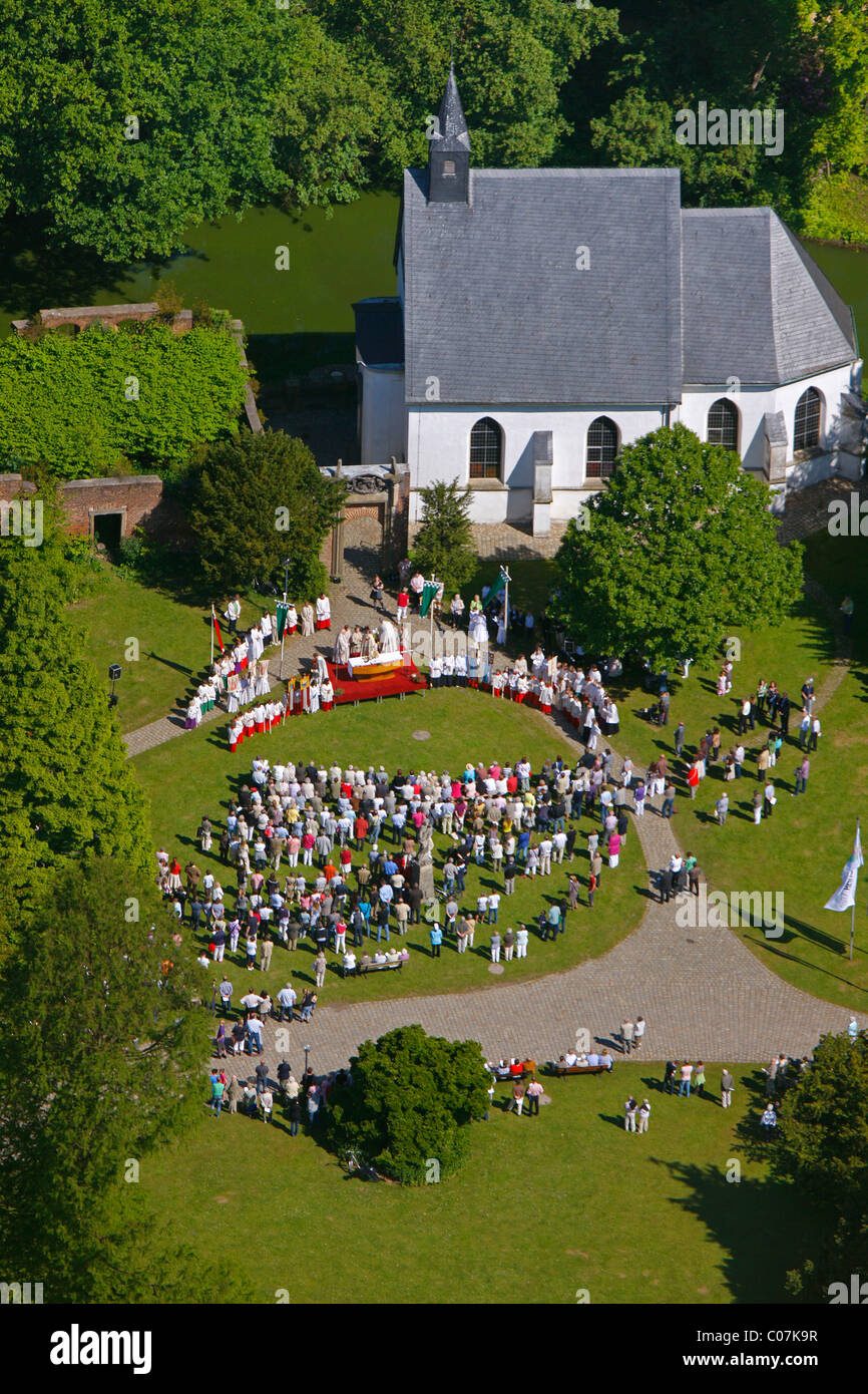 Luftbild, Open-Air Gottesdienst anlässlich des Fronleichnamsfestes Schlosspark Herten Stockfoto