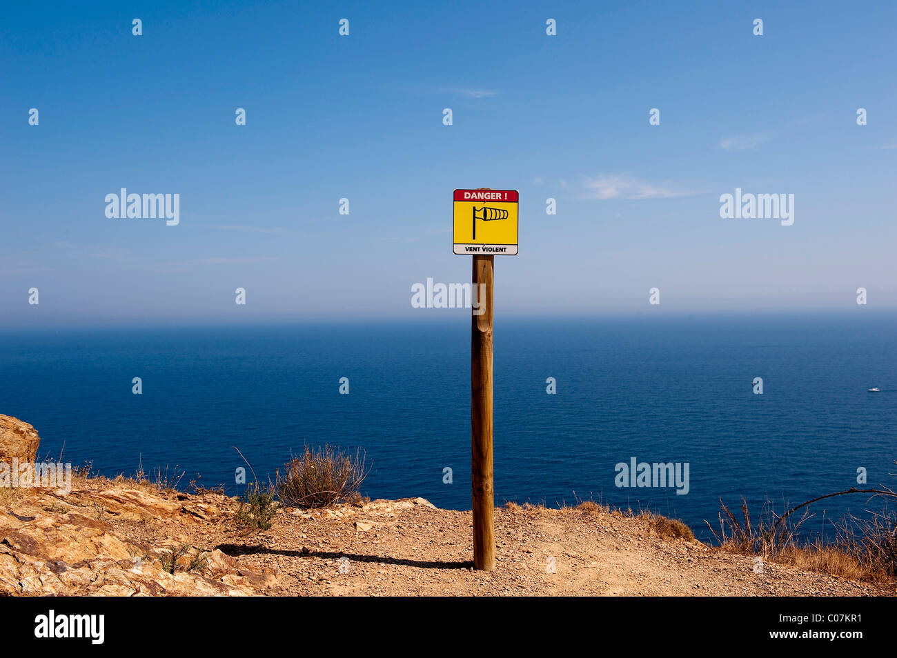 Warnung vor starken Winden am Kap Rederis, Cote Vermeille, in der Nähe von Colliure und Banyuls, Languedoc-Roussillon, Südfrankreich Stockfoto