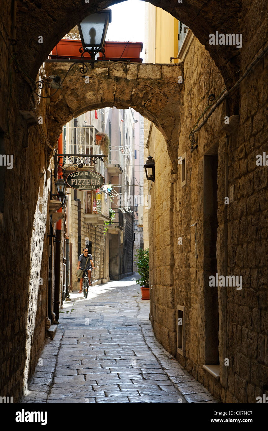 Torbogen in den Gassen der Altstadt, Trani, Apulien oder Apulien, Süditalien, Europa Stockfoto