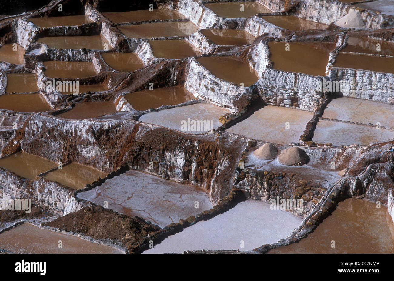 Salzgewinnung durch Verdunstung auf einem Berghang auf Pichingote, die Salz Terrassen waren bereits in Verwendung während der Zeit des die Stockfoto