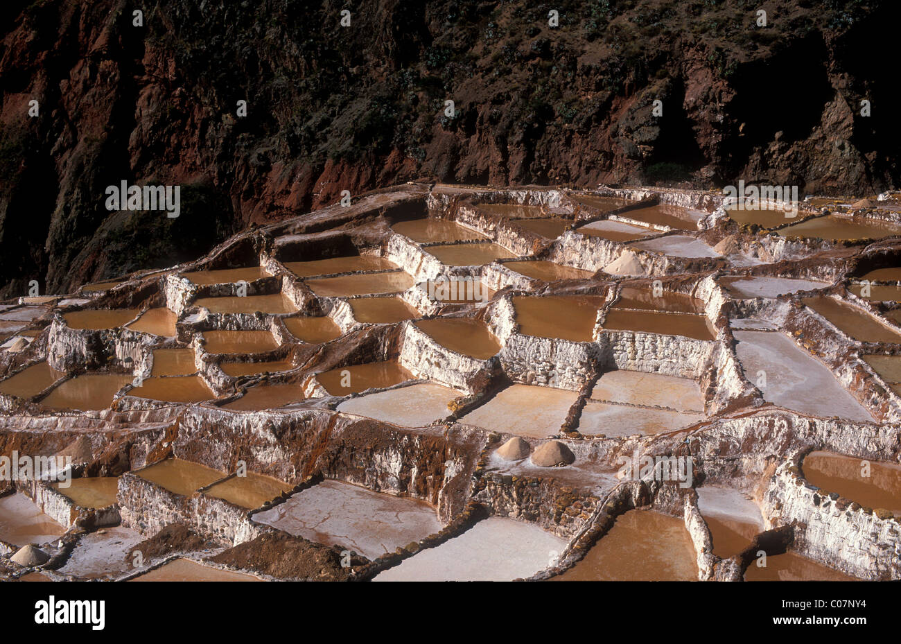 Salzgewinnung durch Verdunstung auf einem Berghang auf Pichingote, die Salz Terrassen waren bereits in Verwendung während der Zeit des die Stockfoto