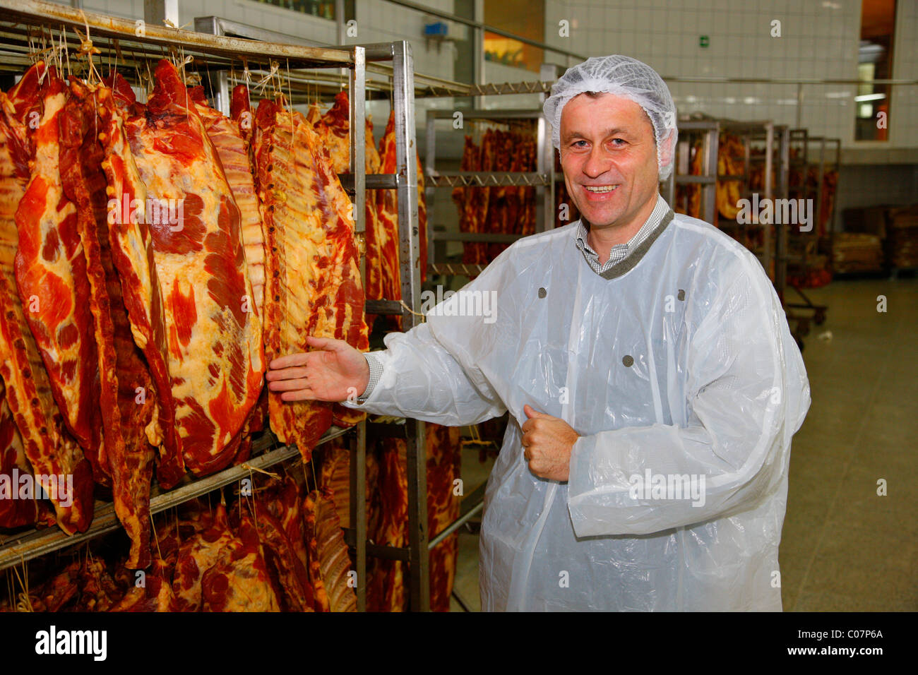 Fleischerzeugnisse aufgehängt für das Rauchen, Llanquihue, Süd-Chile, Südamerika Stockfoto